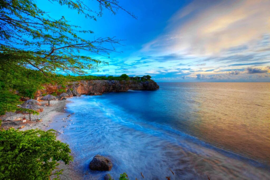 Wanneer is de beste tijd om naar Curaçao te reizen? Ontdek het ideale seizoen, het weer per maand, vliegprijzen en de slimste tips voor jouw perfecte vakantie naar het zonnige eiland.