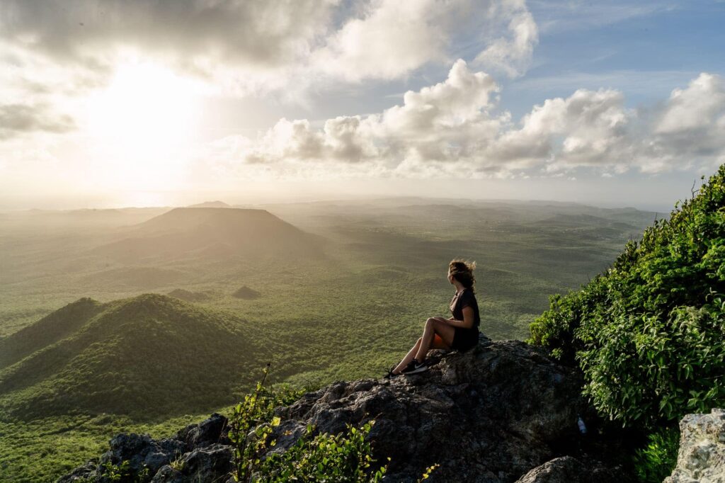 Ontdek de mooiste wandelingen en hikes op Curaçao! Van de uitdagende Christoffelberg tot de spectaculaire blowholes van Shete Boka en de magische Blue Room. Complete gids met routes, tips en praktische info.